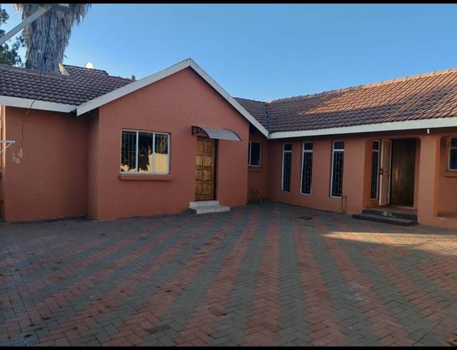 3 BEDROOM HOUSE FOR SALE IN FLORA PARK